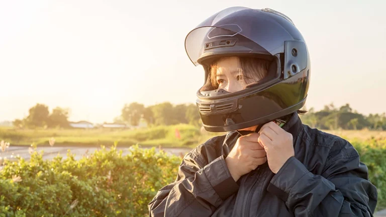 事故でヘルメットが脱落？命を守るために知っておくべき対策